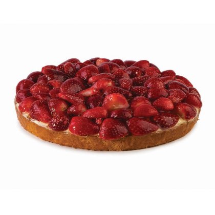 Tarte ronde à pâte dorée garnie de fraises entières glacées et brillantes, fond blanc