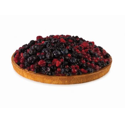 Tarte ronde à pâte dorée garnie de fruits rouges brillants variés, myrtilles et framboises