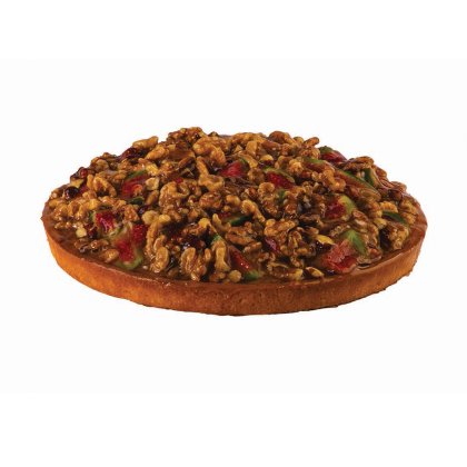 Tarte ronde garnie de noix caramélisées, fraises tranchées et kiwi glacés au caramel, fond blanc.