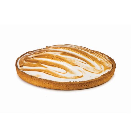 tarte ronde à pâte dorée garnie de meringue tourbillonnée légèrement flambée, fond blanc