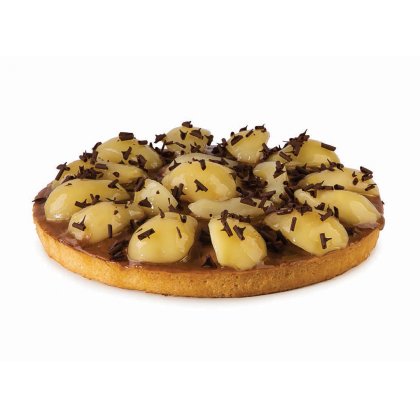 Tarte ronde à pâte caramélisée, tranches de poire glacées disposées dessus et copeaux de chocolat.