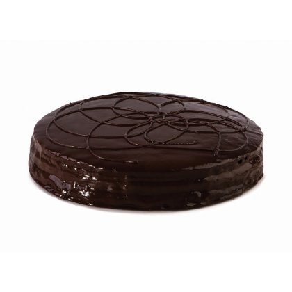 Gâteau rond glacé au chocolat avec motif décoratif en spirale sur le dessus, fond blanc