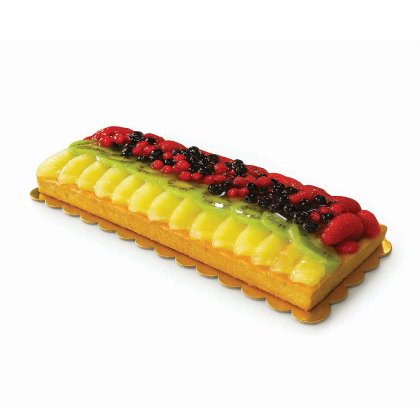 Tarte aux fruits rectangulaire garnie de mangue et kiwi tranchés, fruits rouges glacés et fraises, sur base dorée.