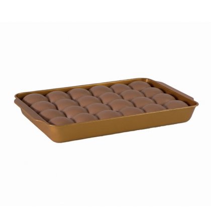 Plaque rectangulaire dorée garnie de rangées de petits pains ronds, fond blanc