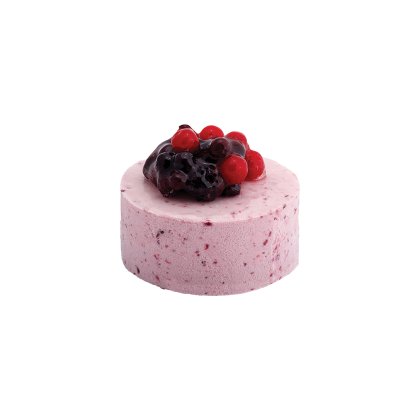 Gâteau mousse rond à l'extérieur moucheté de baies roses, garni de baies mélangées glacées dont groseilles et mûres