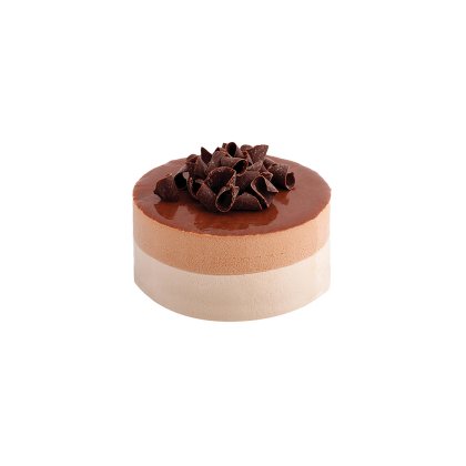 Gâteau mousse au chocolat rond en couches, glaçage brillant, décoré de copeaux de chocolat noir, sur assiette blanche