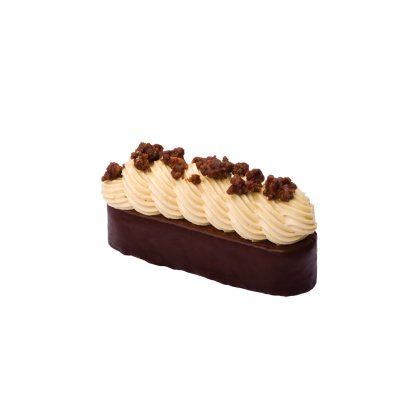 Pâtisserie rectangulaire, base chocolat noir, crème caramel pochée et éclats croustillants de pralin, fond blanc
