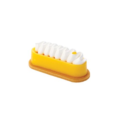 Pâtisserie rectangulaire glacée jaune, garnie de crème blanche ondulée, sur une fine base de biscuit, fond blanc