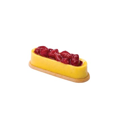 Tarte oblongue à la crème pâtissière jaune brillante sur pâte sablée, garnie de framboises rouges glacées.