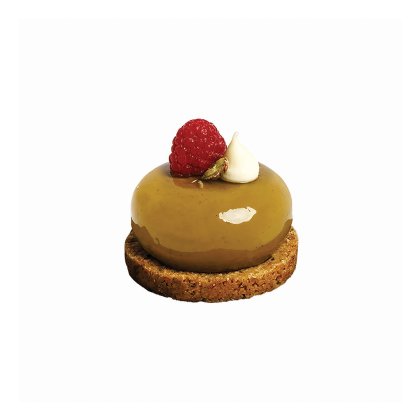 Pâtisserie en forme de dôme avec glaçage caramel brillant sur base croustillante de biscuit, garnie de framboise fraî...