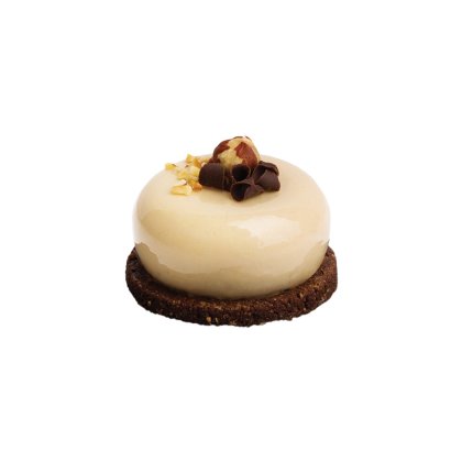 Mini gâteau rond glacé au caramel brillant sur base de biscuit chocolat, garni de noisettes concassées et d'une noise...