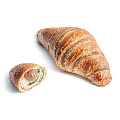 Croissant fourré au chocolat avec un morceau coupé devant montrant le fourrage chocolaté tourbillonné dans une pâte f...