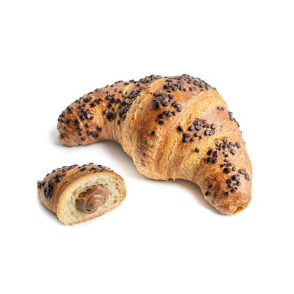 Croissant courbé garni de pépites de chocolat, avec un morceau coupé révélant une garniture chocolat-noisette, sur fo...