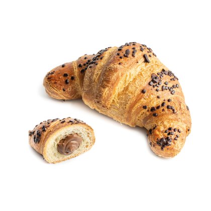 Croissant entier garni de pépites de chocolat à côté d'une part coupée révélant une garniture au chocolat, fond blanc.