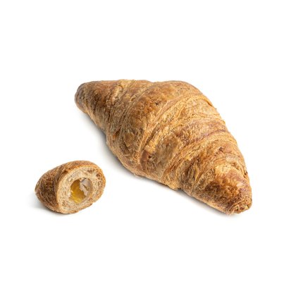 Croissant doré et croustillant avec un bout coupé, révélant un intérieur moelleux fourré
