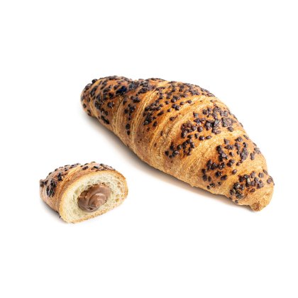 Croissant entier saupoudré de crumble au chocolat, à côté d'une part coupée révélant une garniture chocolat-noisette,...