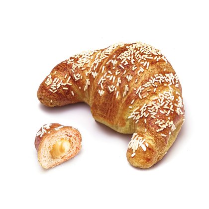 Croissant doré parsemé de vermicelles blancs, avec un petit morceau ouvert révélant une garniture crémeuse à la vanille