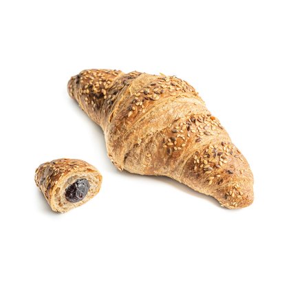 Croissant complet garni de graines de sésame, avec un petit morceau ouvert révélant une garniture de baies foncées.
