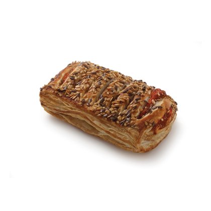 Rouleau de pâte feuilletée dorée au sésame et lin, garni de tomate rouge visible, fond blanc