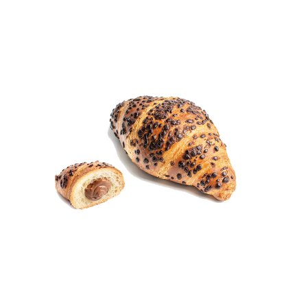 Croissant entier garni d'éclats de chocolat à côté d'un morceau coupé révélant une garniture chocolat-noisette, fond ...