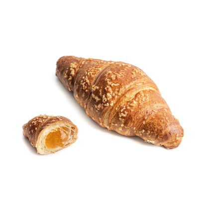 Croissant entier sucré à côté d'une moitié fourrée à la confiture d'abricot, fond blanc