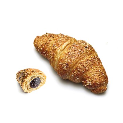 Croissant complet aux graines de sésame près d'un morceau mordu révélant un fourrage au chocolat, fond blanc.