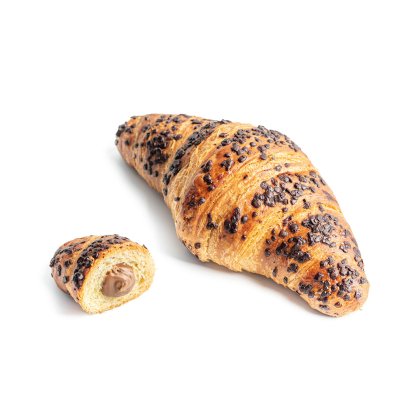 Croissant aux pépites de chocolat, morceau coupé révélant une garniture chocolat-noisette, fond blanc
