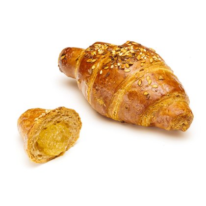 Croissant multicéréales doré garni de graines, avec un petit morceau coupé révélant une garniture jaune moelleuse, su...