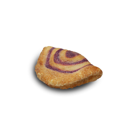 chausson doré à la pâte feuilletée, garni de fruits rouges violets tourbillonnants, bord festonné, fond blanc