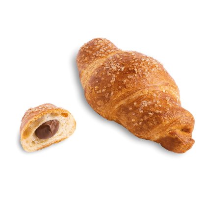 Croissant sucré fourré au chocolat, entier et coupé, fond blanc