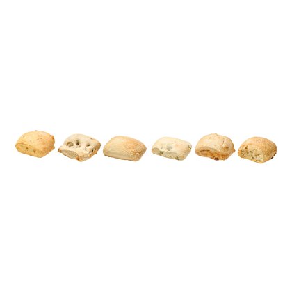 Six petits pains avec des morceaux d'herbes et d'épices visibles, alignés sur fond blanc