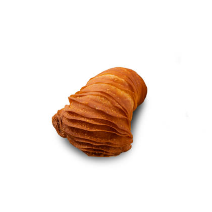 rouleau de pâtisserie frite doré, texture striée en couches, fond blanc