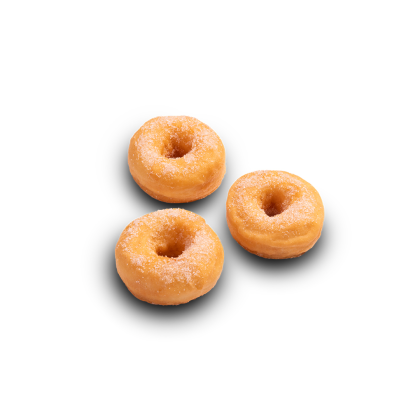 Trois mini donuts enrobés de sucre sur fond blanc uni