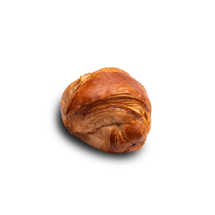 Croissant doré et feuilleté à la forme incurvée, sur fond blanc uni.