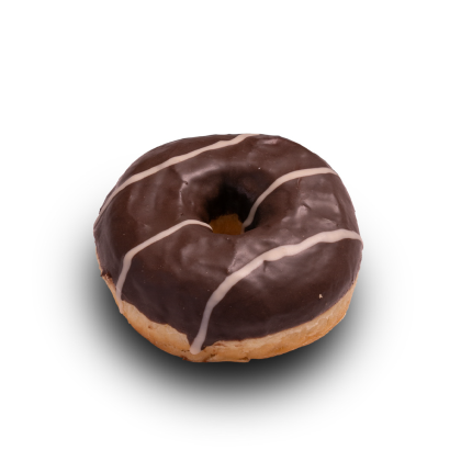 Donut glacé au chocolat avec trois fines rayures de glaçage blanc, sur fond blanc.