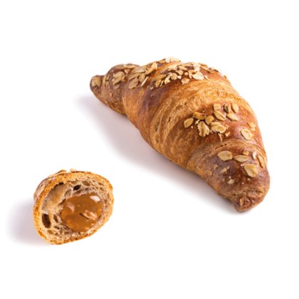 Croissant doré garni de flocons d'avoine, avec un petit morceau coupé révélant une garniture au caramel, sur fond blanc.