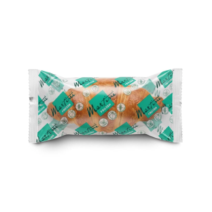 Croissant emballé dans un plastique transparent avec motif répété du logo "Martini Frozen" turquoise, fond blanc