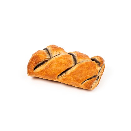 Tresse de pâte feuilletée dorée fourrée au chocolat noir, sur fond blanc.