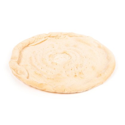 Pâte ronde de pain plat crue, bord relevé et texture en spirale sur fond blanc