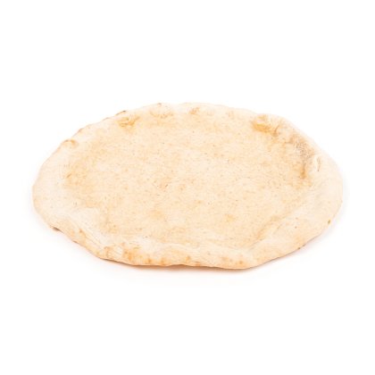 Pâte à pizza ronde crue avec bord texturé et surélevé, sur fond blanc.