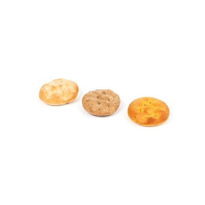 Trois petits pains ronds de types différents sur fond blanc, dont un complet et deux blancs.