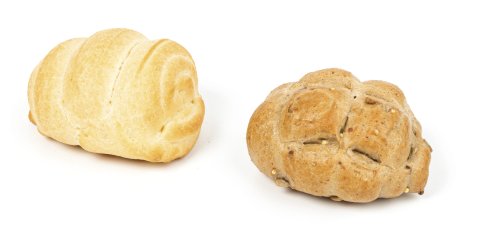 Deux petits pains côte à côte sur fond blanc, un pain blanc nature et un pain multicéréales aux graines.