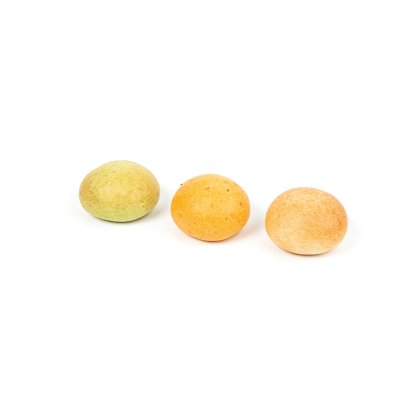 Trois billes rondes texturées enrobées de sucre, vert, orange et beige, sur fond blanc