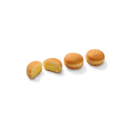 Quatre donuts ronds fourrés à la crème sur fond blanc, l'un coupé laissant voir la crème pâtissière jaune