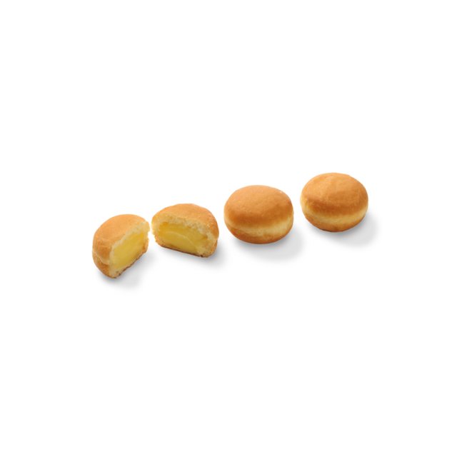 Quatre donuts ronds fourrés à la crème sur fond blanc, l'un coupé laissant voir la crème pâtissière jaune