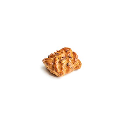Pâte tressée dorée aux pépites de chocolat, brillante et croustillante, fond blanc