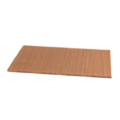 Feuille rectangulaire plate de carton ondulé brun posée sur fond blanc.