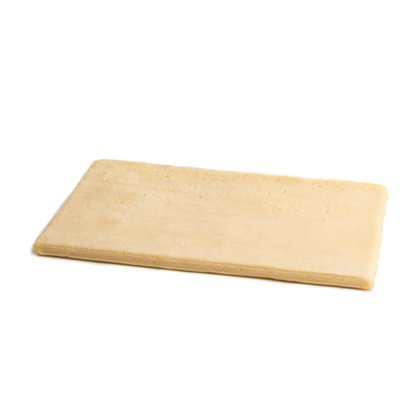 Plaque rectangulaire plate de pâte crue pâle sur fond blanc