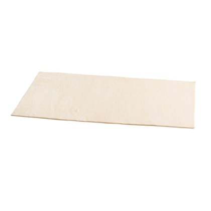 Dalle rectangulaire en pierre ou carreau crème à surface texturée, présentée en angle sur fond blanc