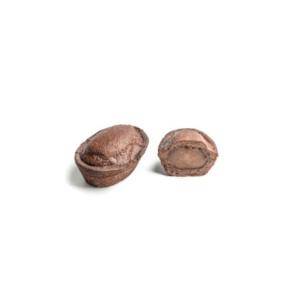 Deux coques de pâtisserie enrobées de chocolat sur fond blanc, l'une entière et l'autre ouverte montrant le fourrage ...